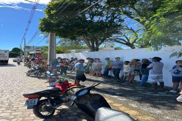 Tradicional entrega de pães e peixes