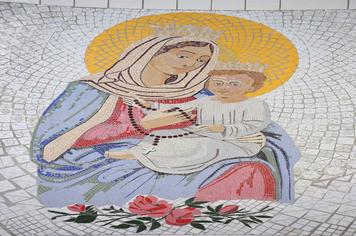 Painel com o mosaico de Nossa Senhora do Rosário, localizado na Lagoa do Rosário –