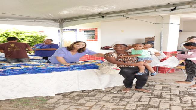 Entrega de pães e peixes da Semana Santa