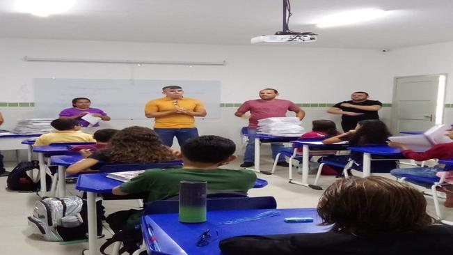 Entrega de fardamento e dos kits escolares