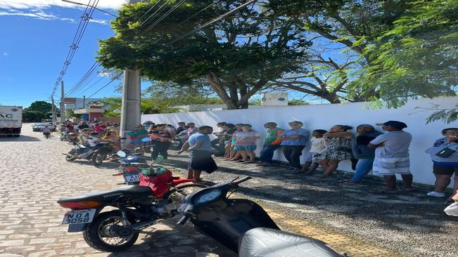 Tradicional entrega de pães e peixes