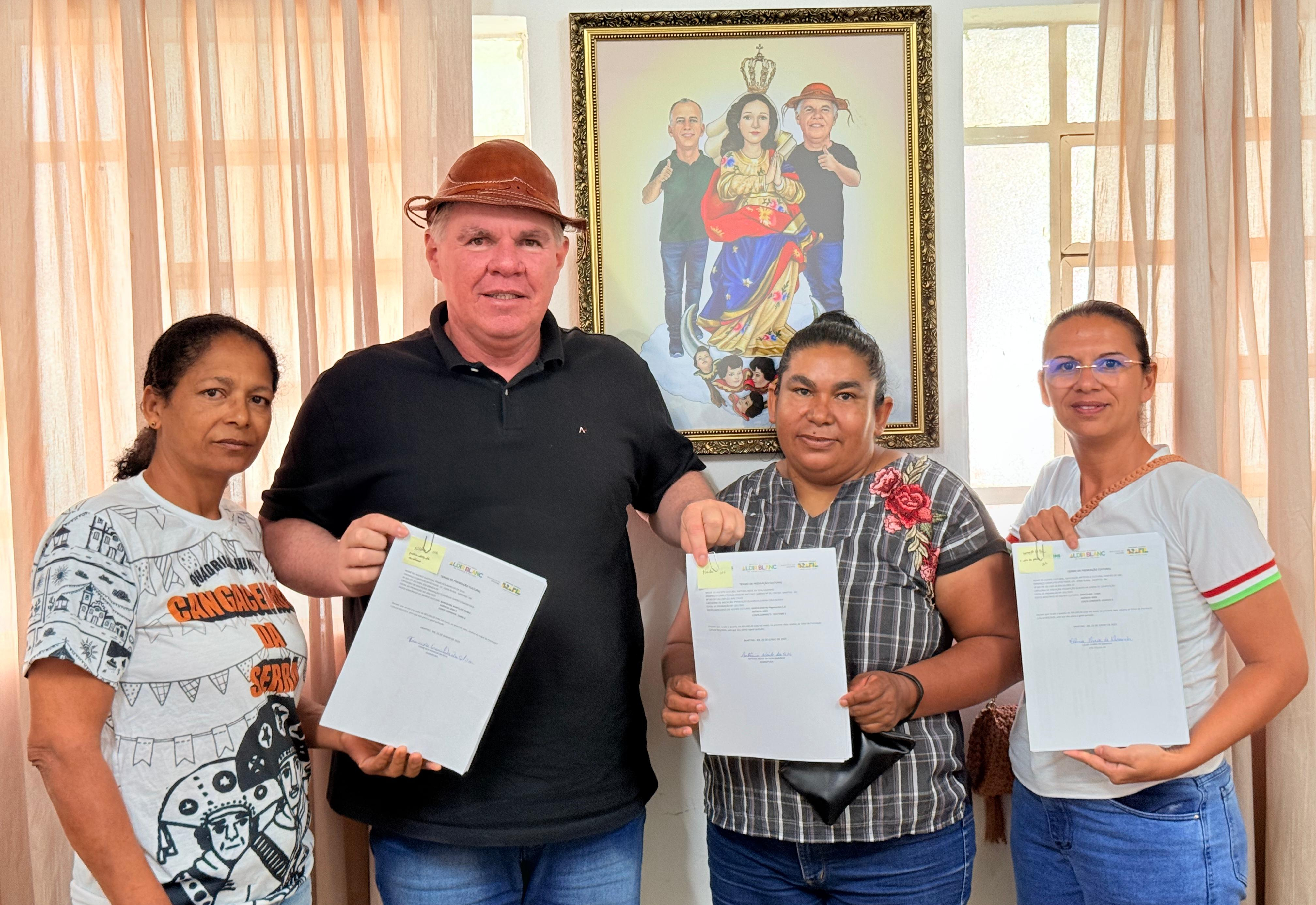 Prefeitura firma termo de premiação cultural com quadrilhas juninas dos bairros e garante repasse de recursos para os festejos