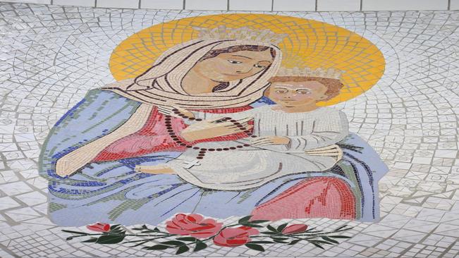 Painel com o mosaico de Nossa Senhora do Rosário, localizado na Lagoa do Rosário –