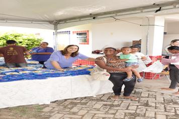 Entrega de pães e peixes da Semana Santa