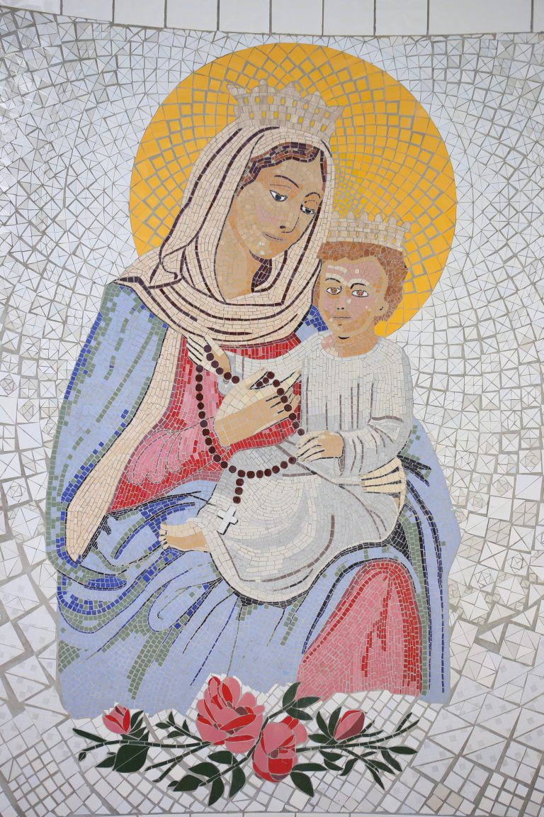 Leia mais sobre o artigo Painel com o mosaico de Nossa Senhora do Rosário, localizado na Lagoa do Rosário –